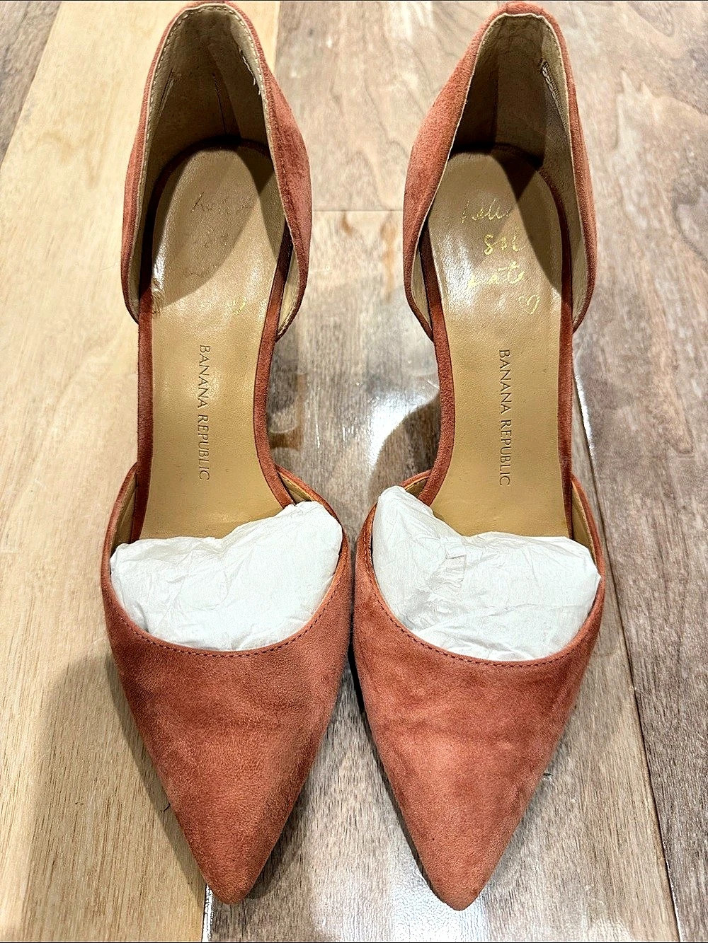 Banana Rebublic Pointed-Toe Heels in an Apricot Color Like New